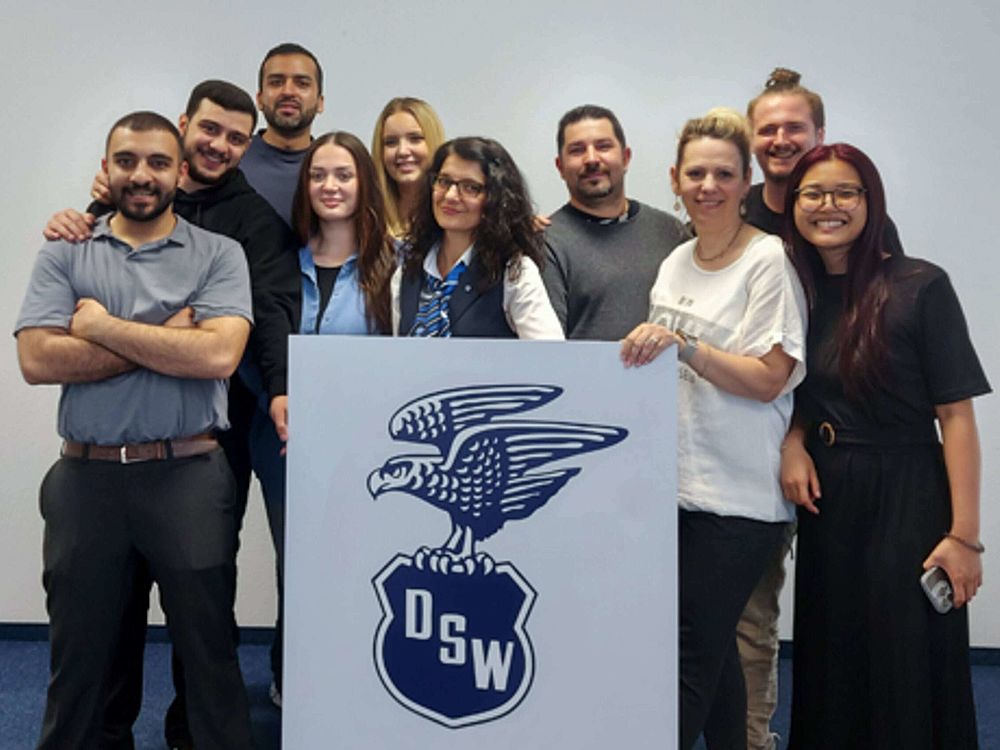 Die Teilnehmer des DSW-Trainings freuen sich nach ihrer bestandenen Prüfung auf den Einsatz als Luftsicherheitsassistenten am Frankfurter Flughafen (Bild: Piepenbrock Unternehmensgruppe GmbH + Co. KG)