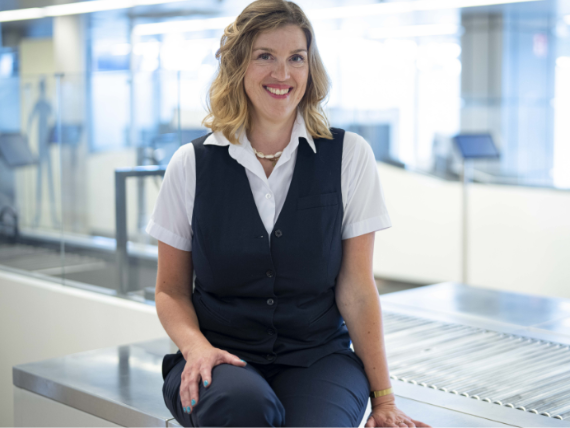 Das Bild zeigt Frau Susanne Gatz, welche als Luftsicherheitskontrollpersonal als Frau am Flughafen beschäftigt ist. 